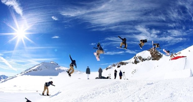 Trénink snowboardisty v rakouském Stubai
