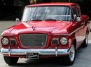 Studebaker Lark z roku 1959 měl lichoběžníkovou přední masku s jemným mřížováním a kruhové světlomety v rozích karoserie.