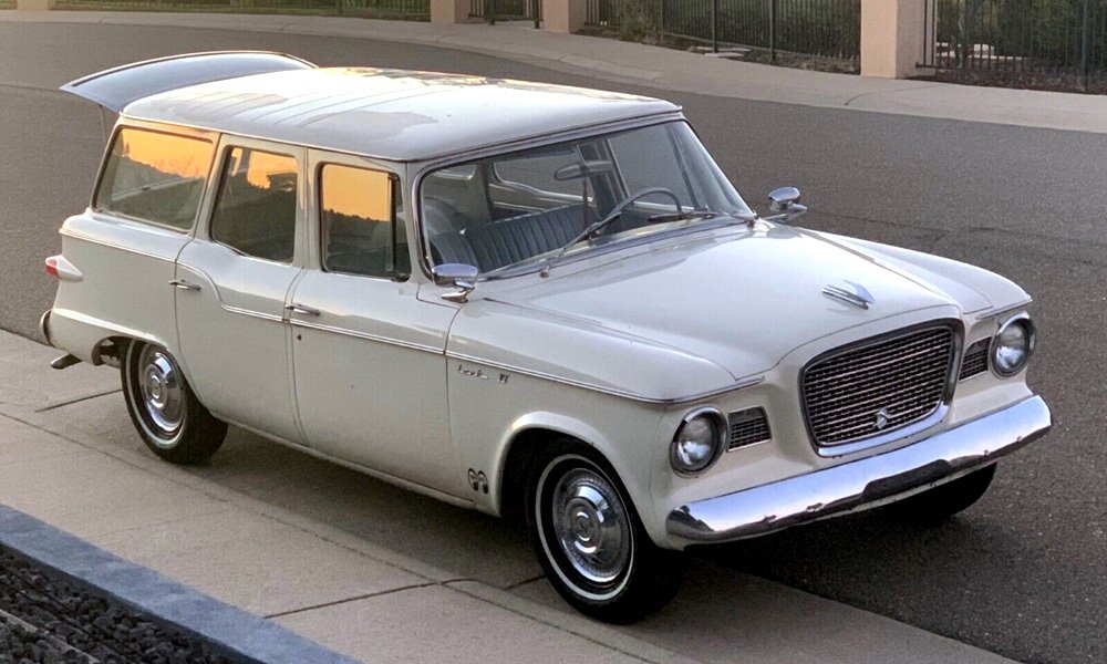 Novinkou modelového roku 1960 bylo čtyřdveřové kombi Studebaker Lark.