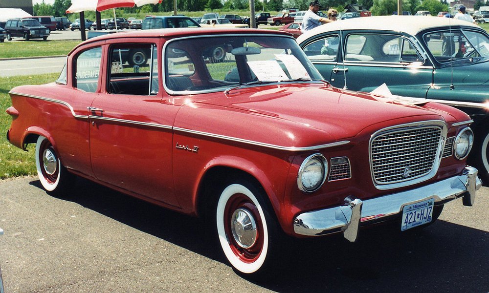 Dvoudveřový sedan Studebaker Lark VI z roku 1960 měl pevné střešní sloupky B.