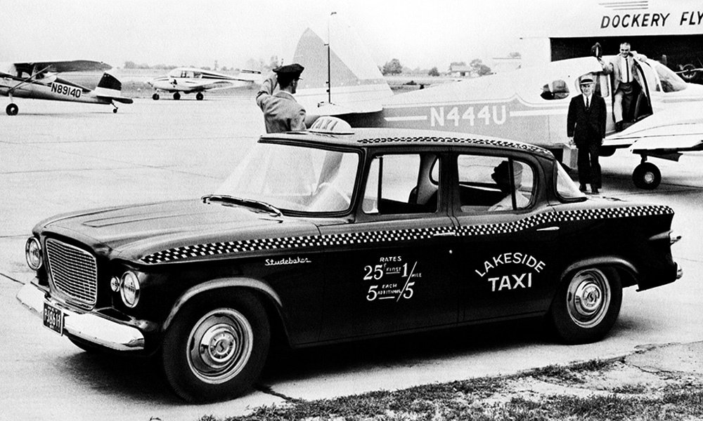 Od čtyřdveřového kombi byla odvozena verze s prodlouženým rozvorem pro taxislužbu, nazývaná Econ-O-Miler.