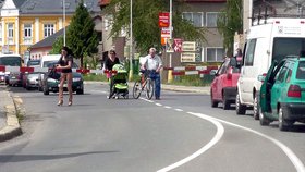 Lidé na nebezpečném přejezdu poblíž Studénky dál přecházejí na červenou.