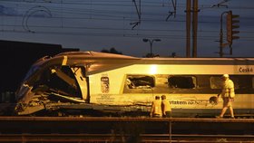 Odklízení nehody ve Studénce, kde se srazil vlak s kamionem.