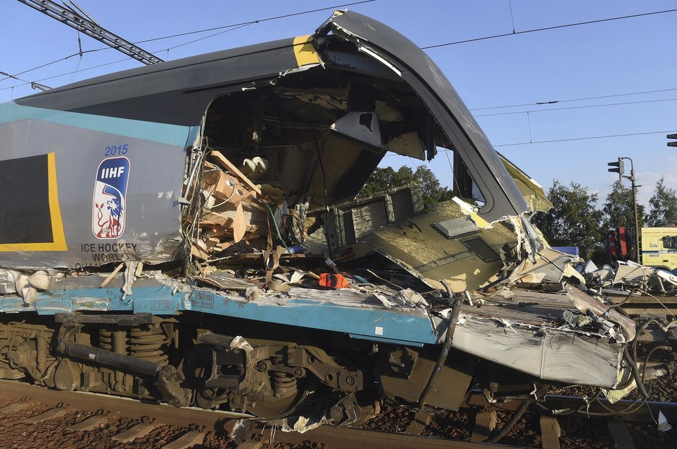 Odklízení nehody ve Studence, kde se srazil vlak s kamionem.