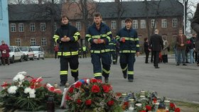 Zapálit svíčku za zemřelé přišli i hasiči, kteří i nehody zasahovali
