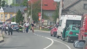 Tragédie na přejezdu ve Studénce lidi neponaučila a dál přecházejí i přes výstražná světla a spuštěné závory.