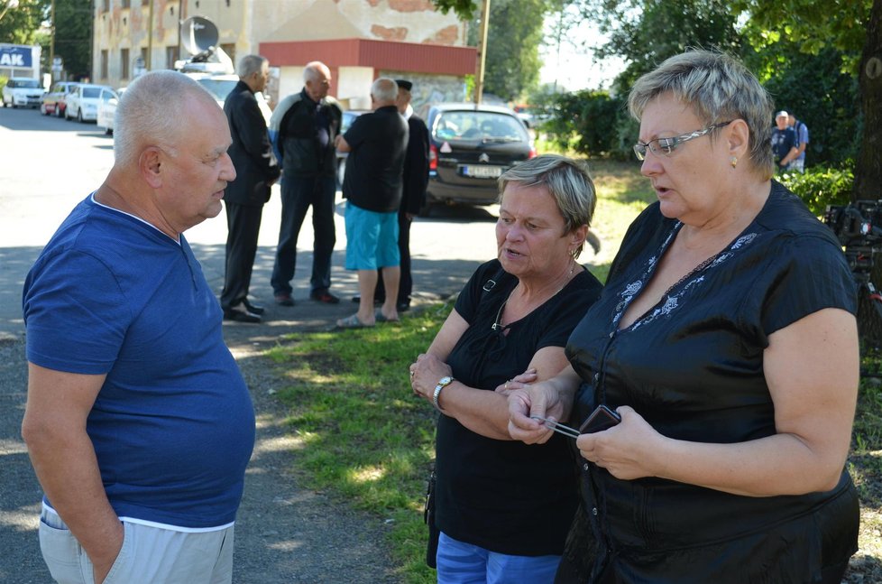 Manželé Mikulovi se zdravotní sestrou Naděždou Tomčíkovou rozebírali železniční neštěstí.