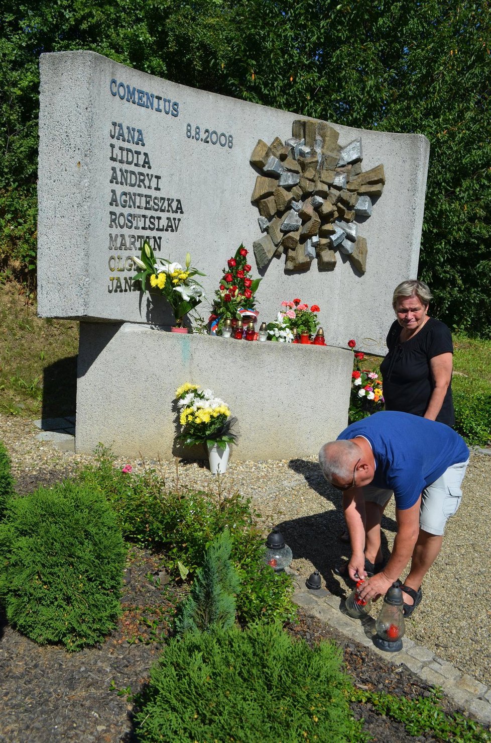 Manželé Mikulovi z Ostravy-Hrabůvky u pomníku osmi obětem železničního neštěstí.