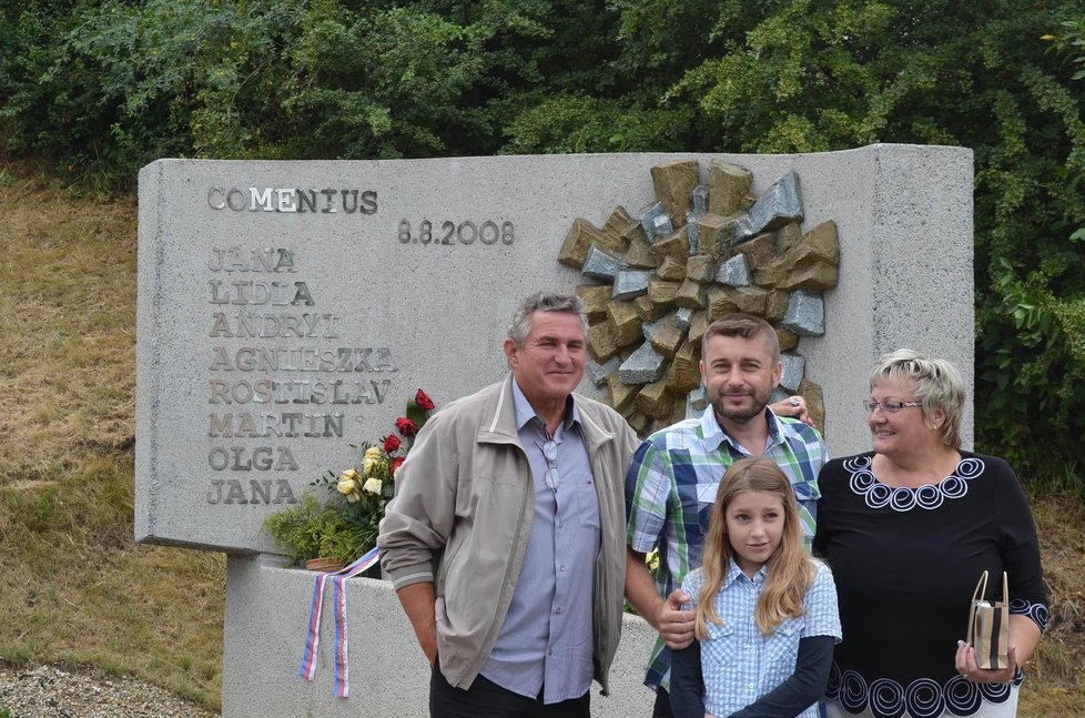 Zleva strojvedoucí Jiří Šindelář, otec osmi dětí Jiří Šišma, který přežil svoji smrt, a mluvčí obětí zdravotní sestra Naděžda Tomčíková.