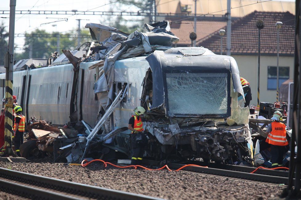 Zcela zničená přední čast Pendolina. Škoda na vlaku se odhaduje na 150 milionů, celková pak bude ještě o 10 milionů vyšší.