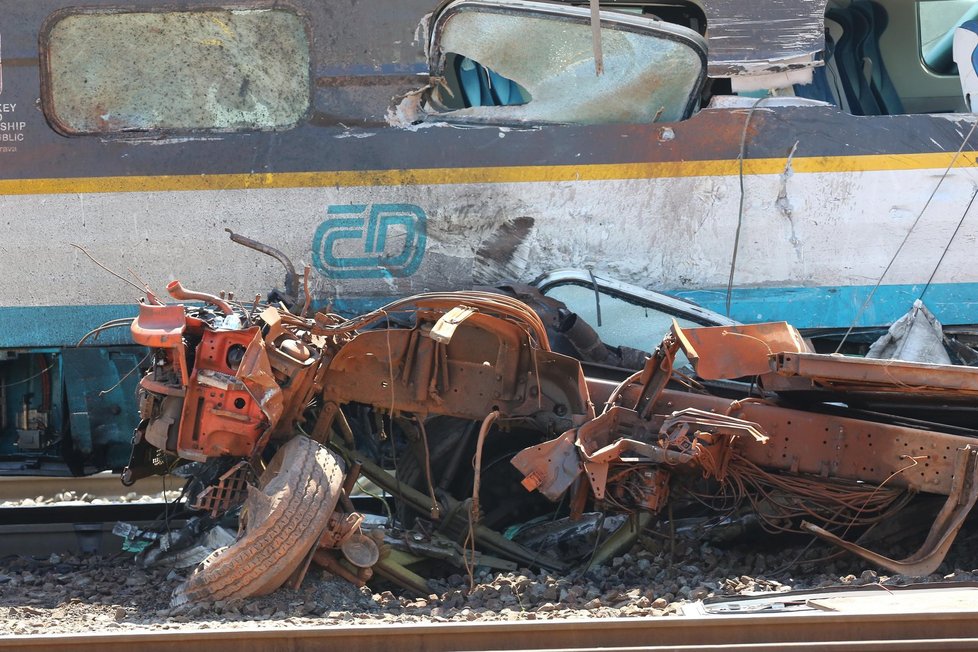 Pendolino bylo po požáru celé od sazí. Vedle něho leží torzo kamionu.