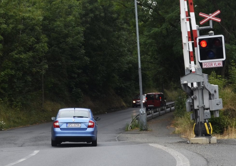 Auto v Plzni červenou ignorovalo.