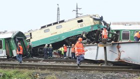 Z této rozbité lokomotivy vyndali strojvedoucího Jiřího Šindeláře živého. On sám hovoří o zázraku