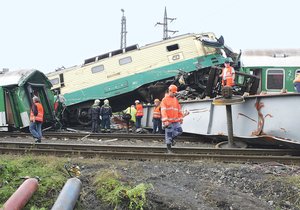 Z této rozbité lokomotivy vyndali strojvedoucího Jiřího Šindeláře živého. On sám hovoří o zázraku