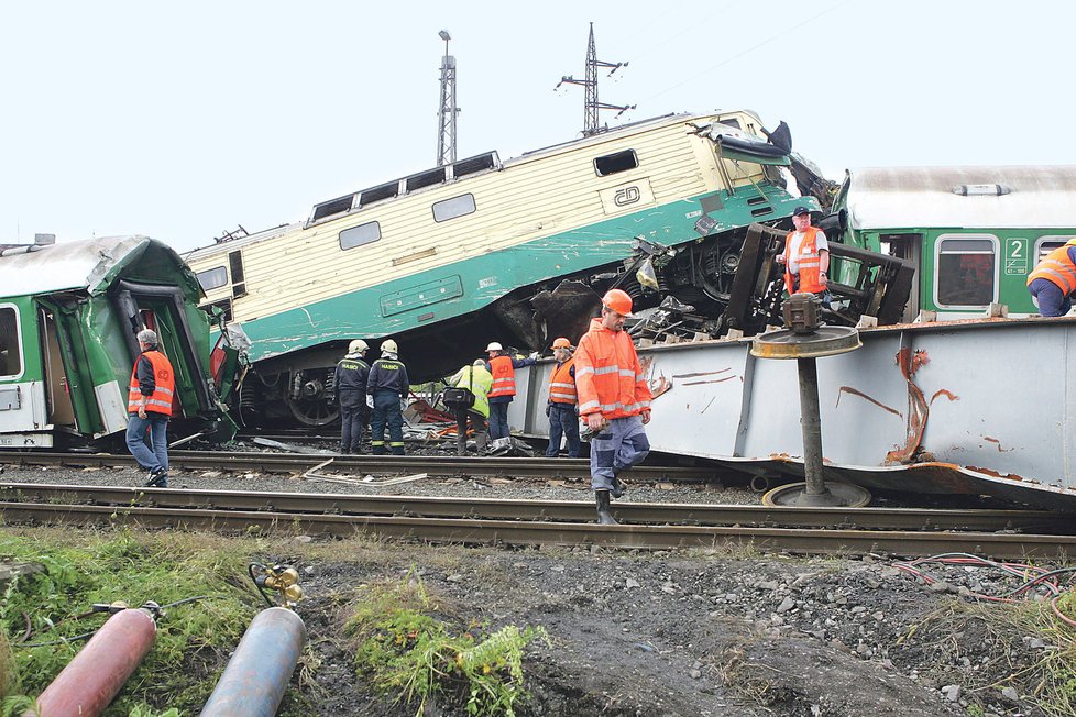 Z této rozbité lokomotivy vyndali strojvedoucího Jiřího ŠinFotografie z 8. srpna 2008. Z lokomotivy a vagonů zůstala jen změť deláře živého.