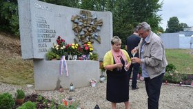 K pomníku obětí vlakového neštěstí ve Studénce se každoročně schází pozůstalí a přeživší.