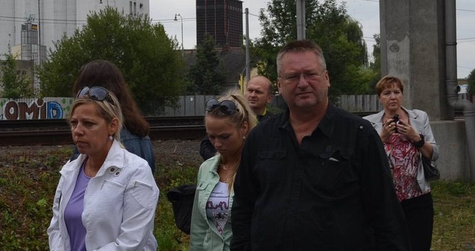 Manželé Lenka a Jaroslav Fierlovi s dcerou Lenkou vzpomínají každoročně na Martina na místě, kde se most na vlak zřítil.