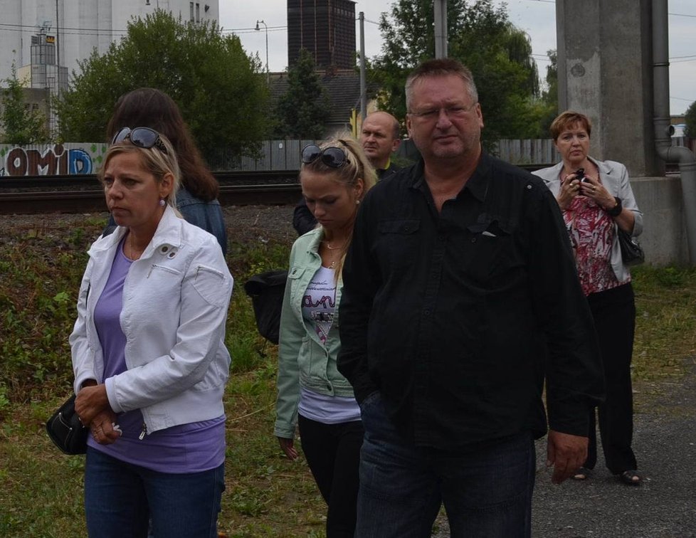 Manželé Lenka a Jaroslav Fierlovi s dcerou Lenkou vzpomínají každoročně na Martina na místě, kde se most na vlak zřítil.