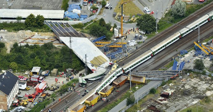 8. srpen 2008. Letecký pohled odhalil celou tragédii. Zborcený most, zničený vlak. Místo zkázy.