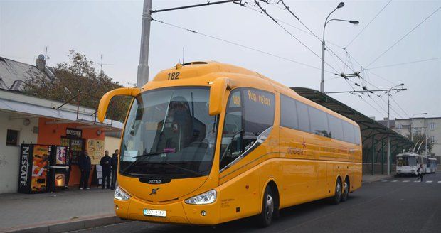 Opilec zmlátil zaměstnance Student Agency do bezvědomí. Z „autobusáku“ na Černém Mostě utekl, hledá ho policie