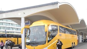 Dva řidiče žlutého autobusu zadrželi v Nosrku (ilustrační foto)