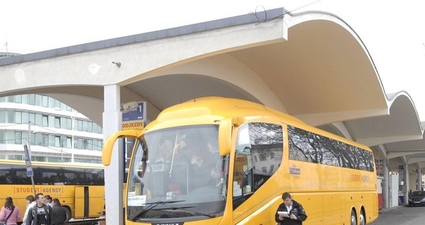 Dva řidiče žlutého autobusu zadrželi v Nosrku (ilustrační foto)