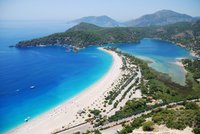 Egejská riviéra nabízí bělostné pláže, průzračné moře i monumentální památky