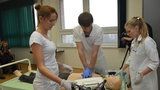 Medici v Plzni se hlásí jako dobrovolníci do nemocnic: Mohou doprovázet pacienty nebo hlídat