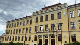 Šok na gymnáziu v Boskovicích: Student otevřel okno a vyskočil ze 2. patra!