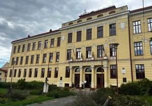 Gymnazista z Boskovic vyskočil v úterý před polednem při vyučování z okna v druhém patře. Utrpěl středně těžké zranění.