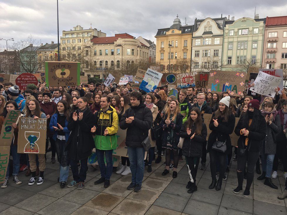 V centru Ostravy se sešla zhruba tisícovka studentů a dalších protestujících proti nečinnosti politiků, kteří neřeší klimatické změny.