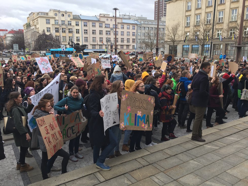 V centru Ostravy se sešla zhruba tisícovka studentů a dalších protestujících proti nečinnosti politiků, kteří neřeší klimatické změny.