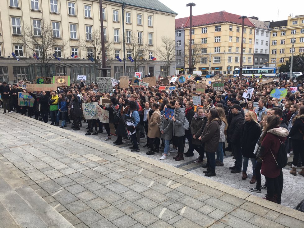 V centru Ostravy se sešla zhruba tisícovka studentů a dalších protestujících proti nečinnosti politiků, kteří neřeší klimatické změny.