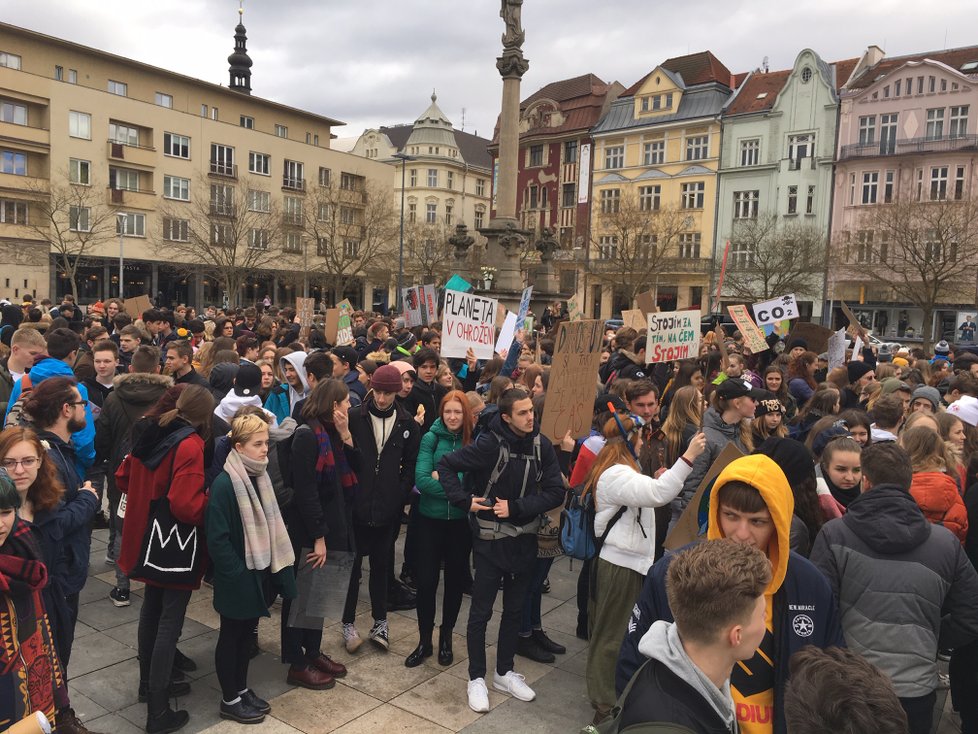 V centru Ostravy se sešla zhruba tisícovka studentů a dalších protestujících proti nečinnosti politiků, kteří neřeší klimatické změny.