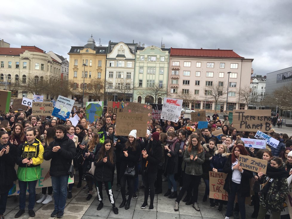 V centru Ostravy se sešla zhruba tisícovka studentů a dalších protestujících proti nečinnosti politiků, kteří neřeší klimatické změny.