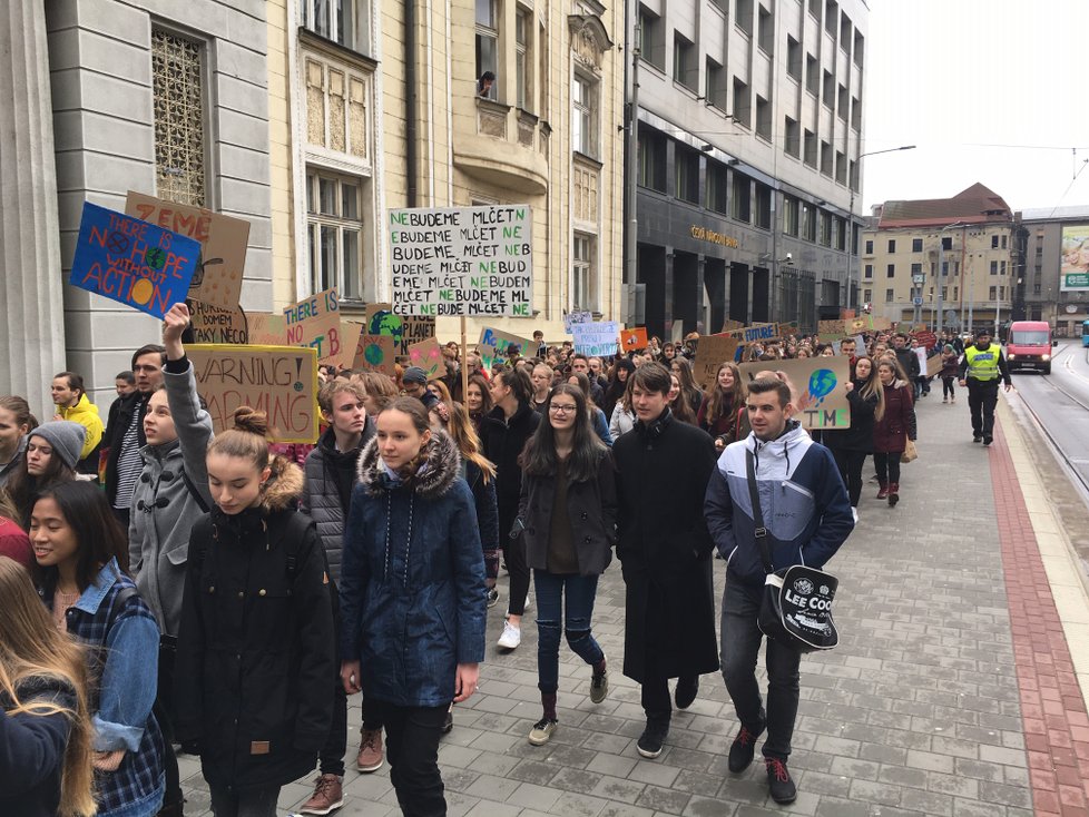 V centru Ostravy se sešla zhruba tisícovka studentů a dalších protestujících proti nečinnosti politiků, kteří neřeší klimatické změny.