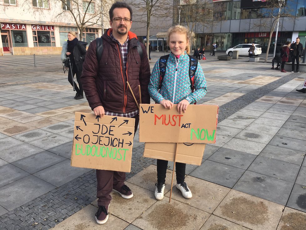 V centru Ostravy se sešla zhruba tisícovka studentů a dalších protestujících proti nečinnosti politiků, kteří neřeší klimatické změny.