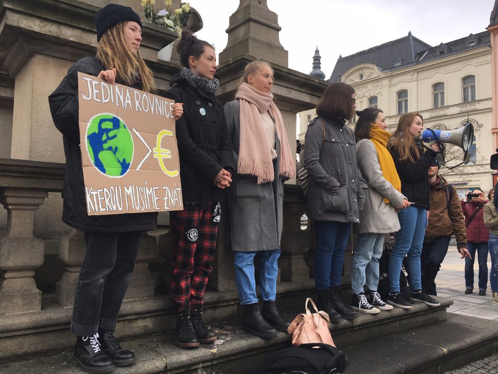 V centru Ostravy se sešla zhruba tisícovka studentů a dalších protestujících proti nečinnosti politiků, kteří neřeší klimatické změny.