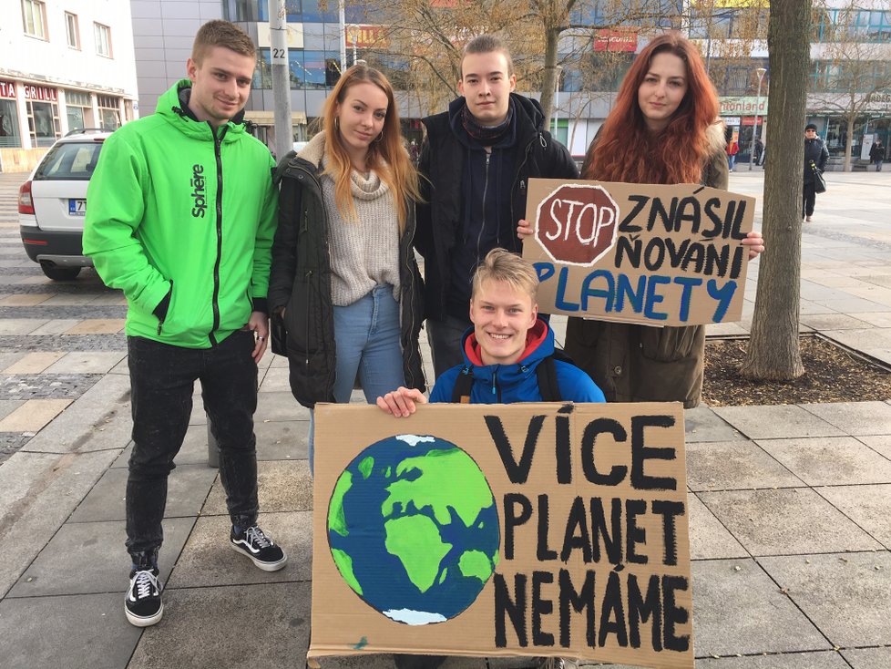 V centru Ostravy se sešla zhruba tisícovka studentů a dalších protestujících proti nečinnosti politiků, kteří neřeší klimatické změny.