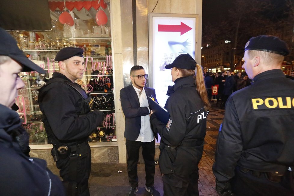 Policisté se na příjezd severských studentů pečlivě připravili.