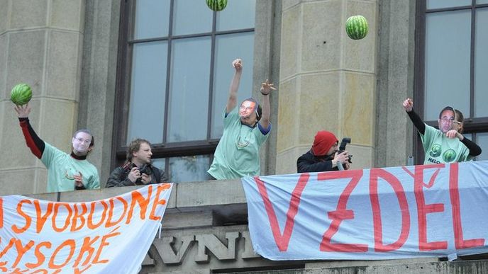 Studenti právnické fakulty v Praze protestují proti reformě školství.