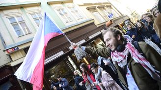 Mladí brání ústavu. Na demonstraci #VyjdiVen dorazily v Praze stovky studentů