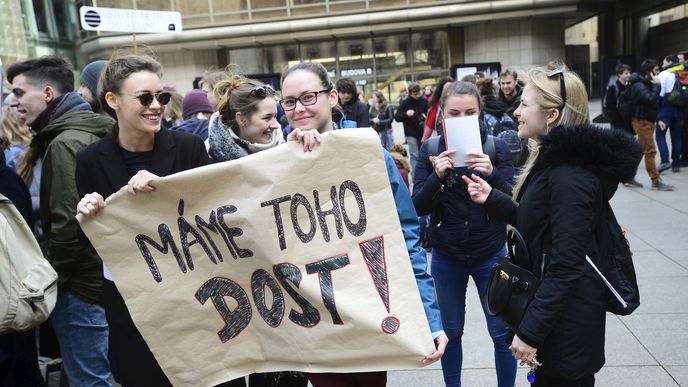 V Praze se na několika místech sešly stovky stávkujících studentů. Demonstrací #VyjdiVen hájili ústavní hodnoty proti Babišovi a Zemanovi