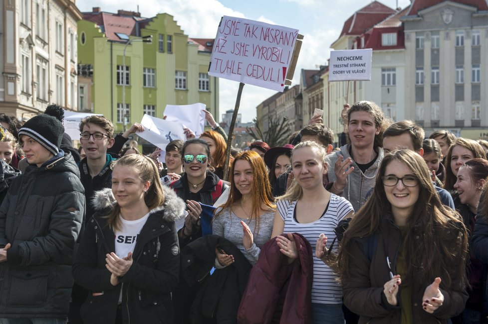 Studenti po celém Česku protestovali za ústavní hodnoty