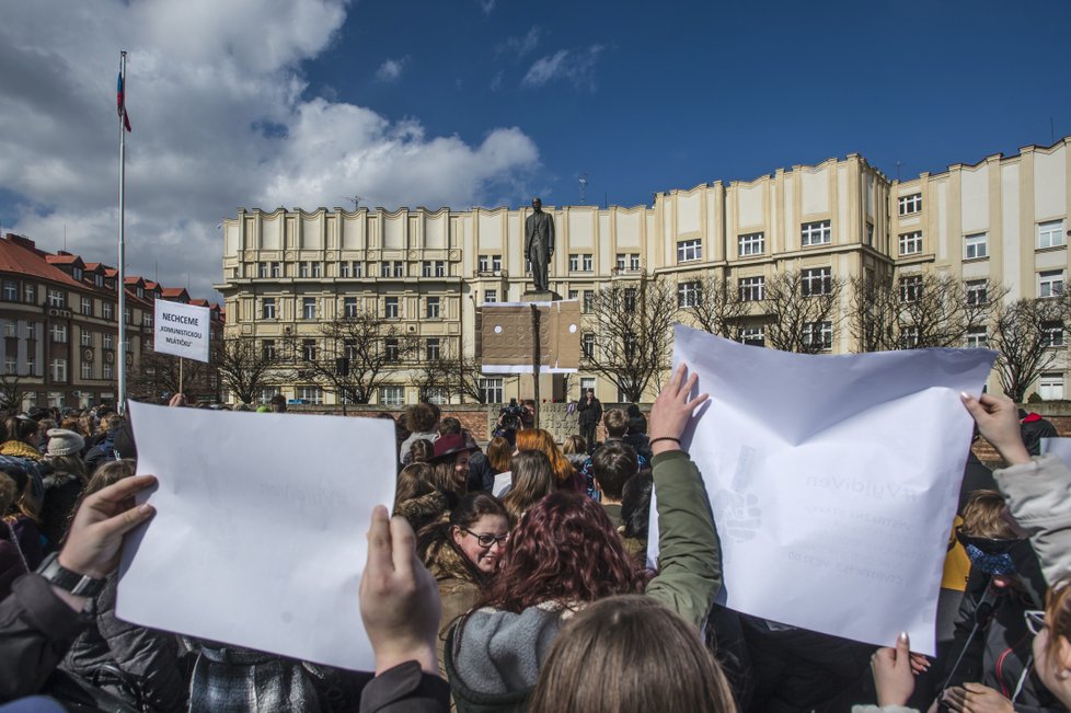 Studenti po celém Česku protestovali za ústavní hodnoty