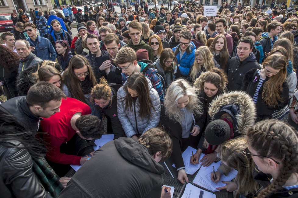 Studenti po celém Česku protestovali za ústavní hodnoty