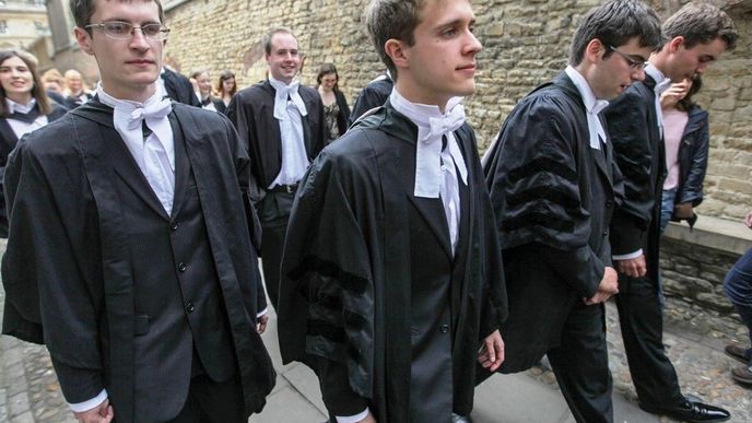 Studenti Univerziy Cambridge oblečení na slavnostní přebírání diplomu, ilustrační foto