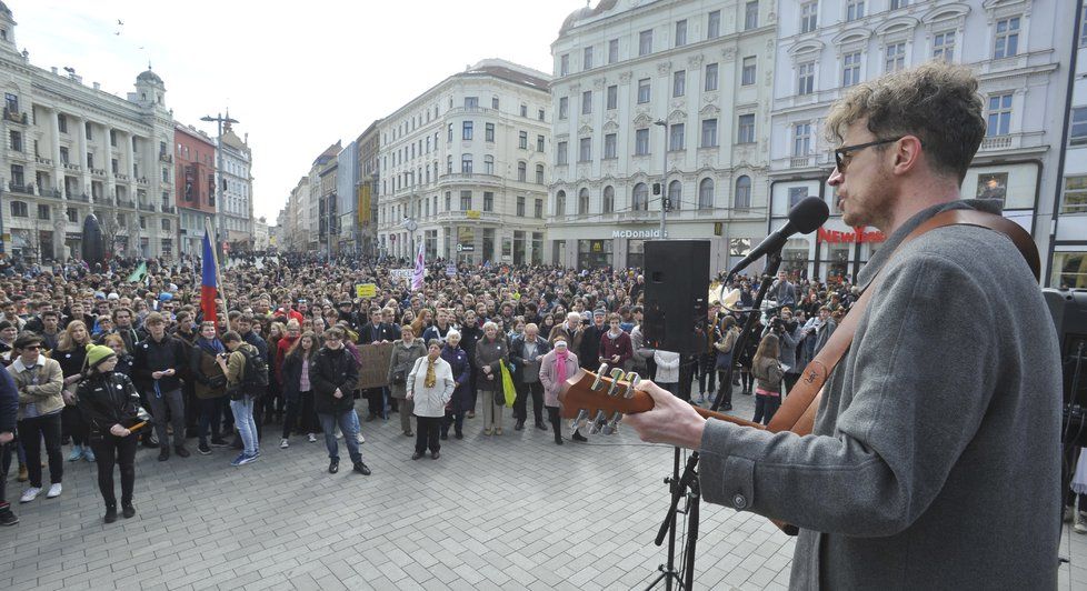 Brněnské náměstí Svobody zaplnily stovky studentů