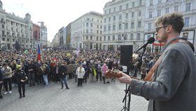 Autoři petice se dočkali nevybíravé reakce tiskového tajemníka NF VŠE, který je označil za tupé ovce.