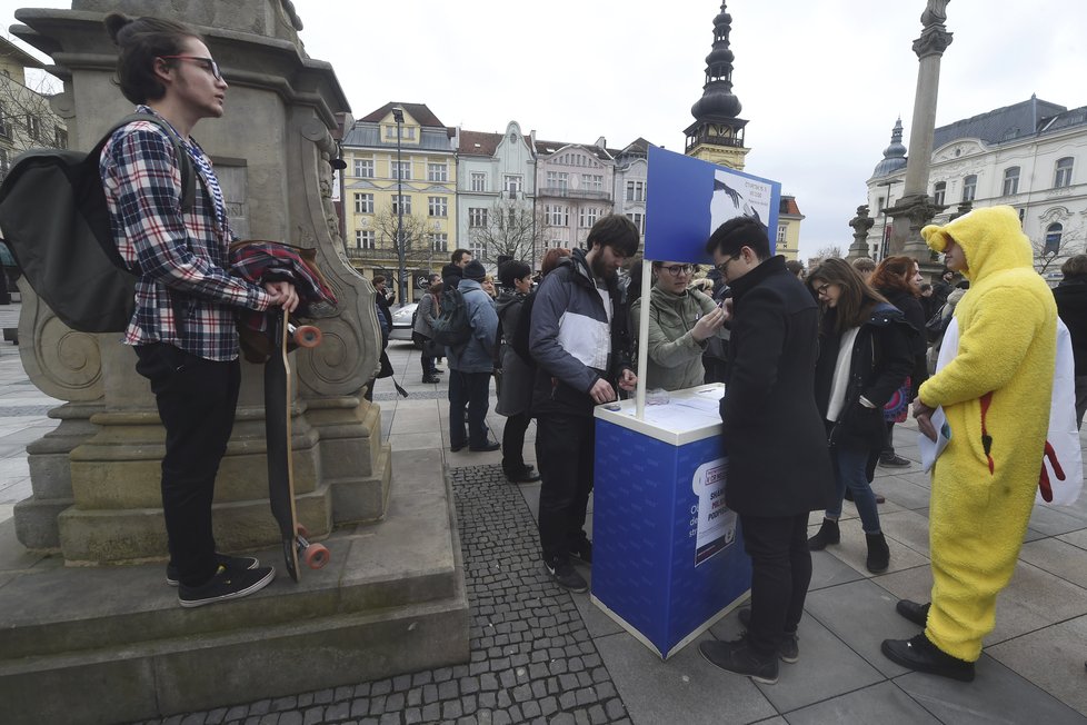 Studenti po celé České republice protestovali za ústavní hodnoty